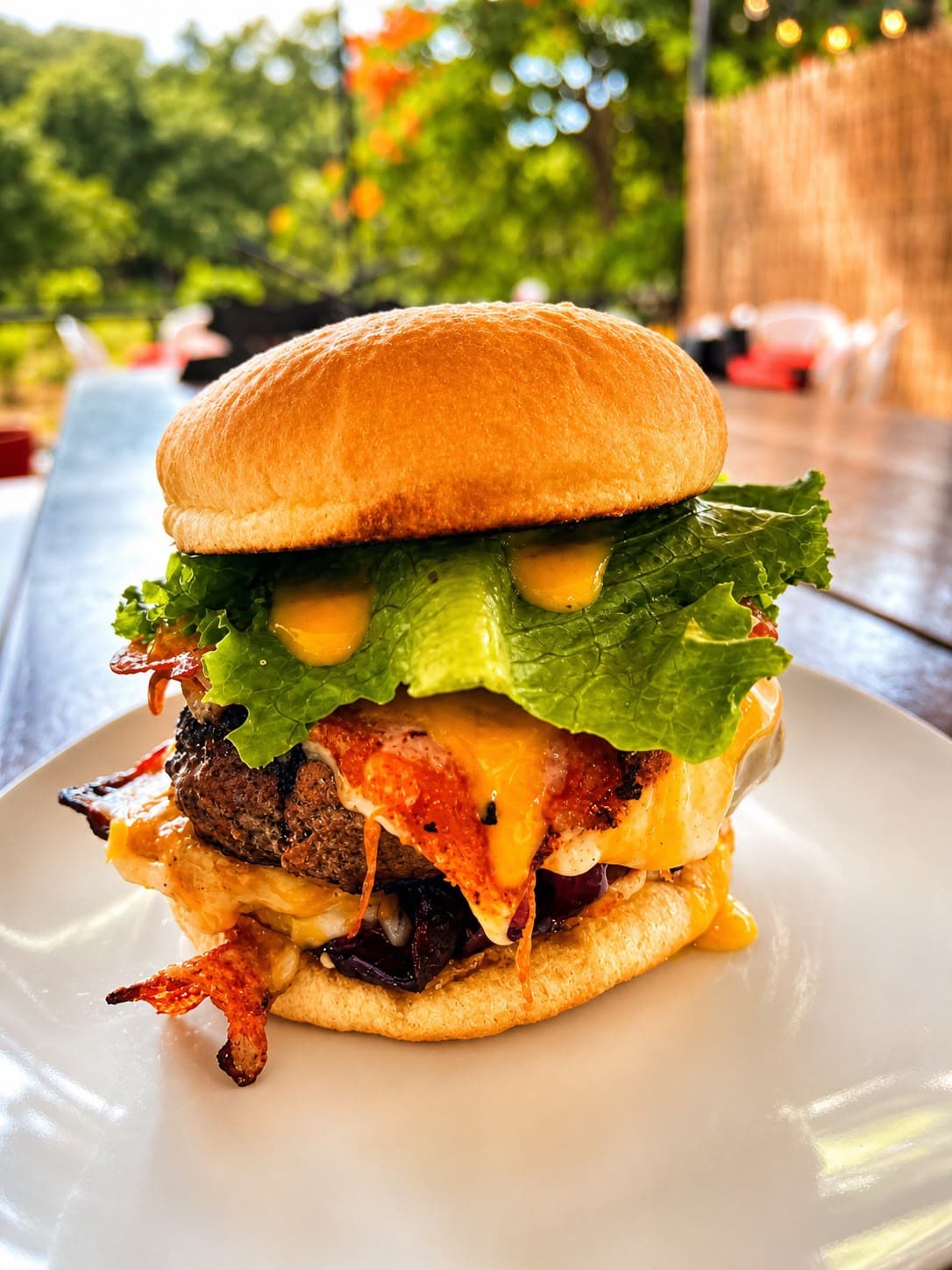 Hamburguesa con lechuga, queso y salsa