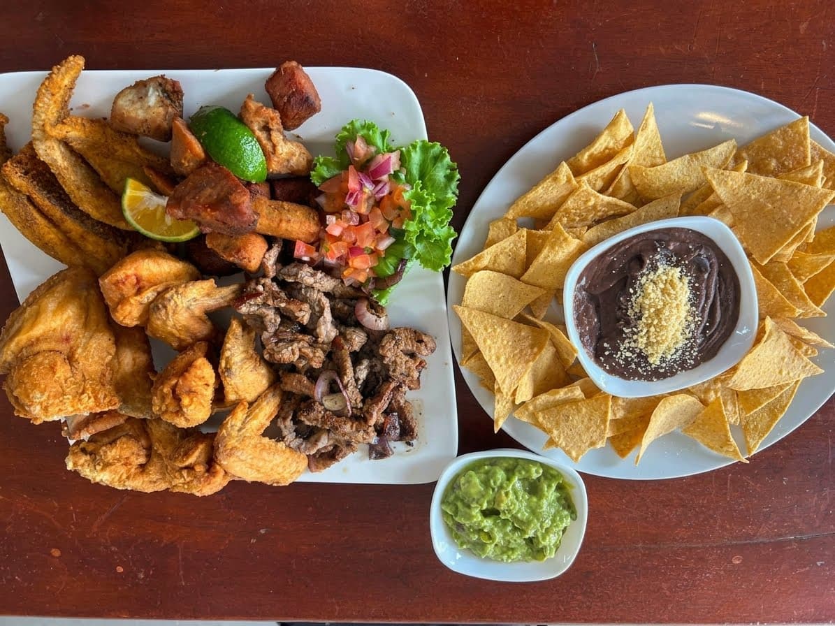 Surtido para compartir con pollo, carne, patacones, chips y frijoles