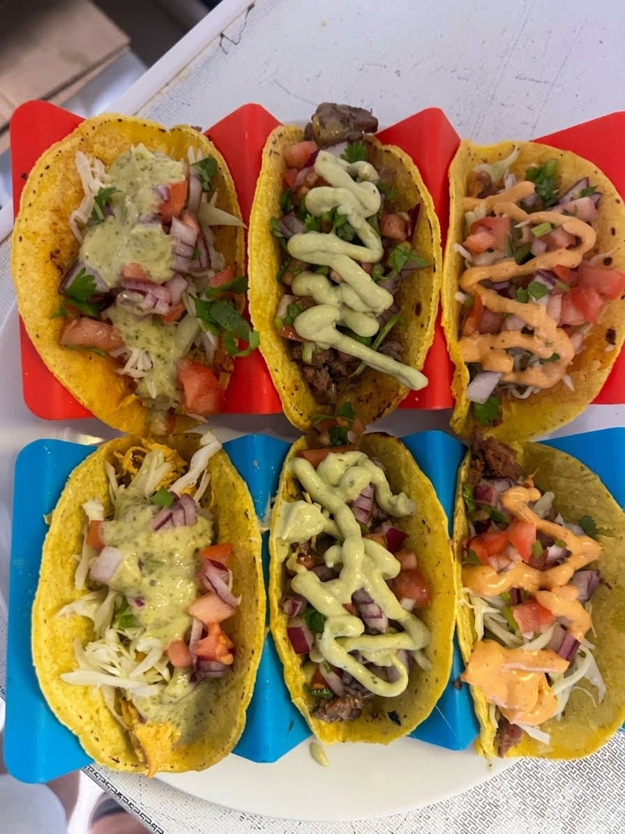 Seis tacos con diferentes salsas y rellenos